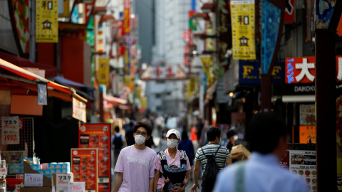 Transeúntes con máscarillas por una calle  de Tokio. REUTERS / Issei Kato