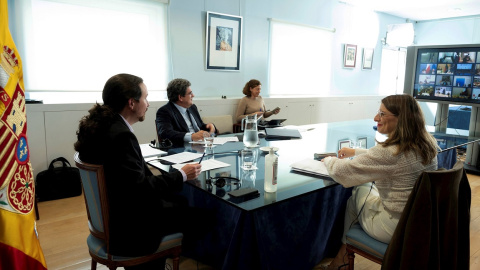 El vicepresidente segundo, Pablo Iglesias, con junto  al ministro de Inclusión, Seguridad Social y Migraciones, José Luis Escrivá, y a la ministra de Trabajo, Yolanda Díaz. MONCLOA / Borja Puig de la Bellacasa