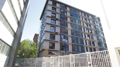 26/05/2020.- En la foto, un edificio en construcción en la Avenida de Burgos. EFE/Marcel Guinot/Archivo