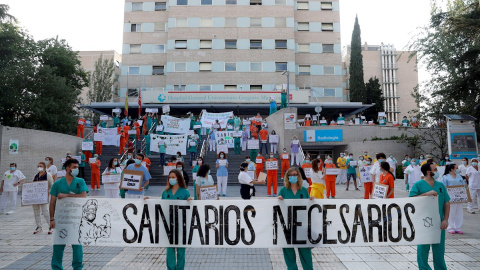 GRAF1941. MADRID, 25/05/2020.- Miembros del personal sanitario del Hospital Gregorio Marañón posan con una pancarta en la que se lee "Sanitarios necesarios" durante una concentración este lunes en el exterior del hospital en Madrid, en la primera jorna