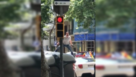 Identifican el vehículo desde el que un hombre lanzó insultos homófobos en la manifestación de Vox en Barcelona