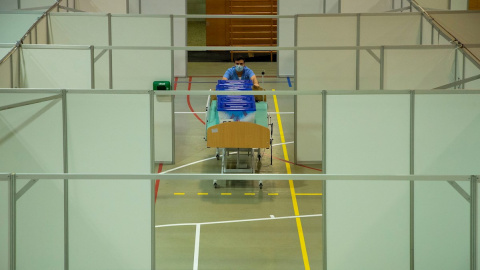 Desmuntatge del pavelló Claror Marítim, que s'havia adaptat per donar suport a l'Hospital del Mar. EFE / ENRIC FONTCUBERTA