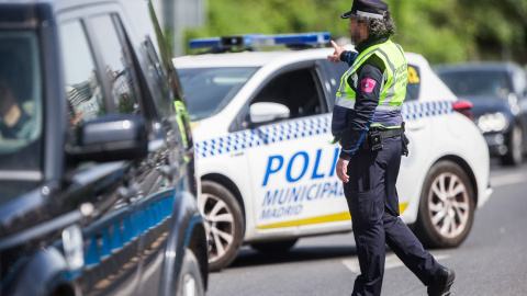 Un agente de la Policía Municipal de Madrid en un control en una de las salidas de la M30. E.P./Joaquin Corchero