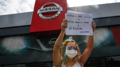 Una trabajadora de Nissan protesta por el anunciado cierre de la planta de la Zona Franca de Barcelona, frente a un concesionario de la firma japonesa en  Granollers.  EFE/Alejandro Garcia