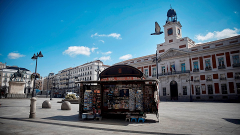 05/06/2020.- Vista de la Puerta del Sol de Madrid con el edificio de la Real Casa de Correos de fondo. EFE/Ana Marquez/Archivo