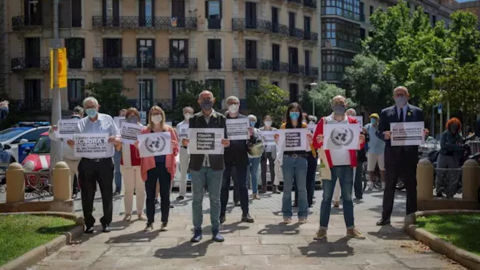 Els manifestants, davant la delegació del Govern espanyol a Barcelona. EUROPA PRESS / DAVID ZORRAKINO