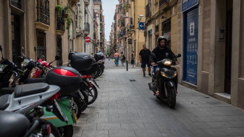 Motos aparcades al barri de Gràcia. MIGUEL VELASCO ALMENDRAL