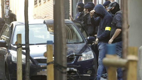 Los Mossos d'Esquadra finalizan el registro que han llevado a cabo en el Ateneu Llibertari de Sants desde primeras horas de hoy una operación contra una organización criminal de tipo terrorista, relacionada con el llamado 'caso Pandora'. EFE