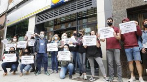 Los trabajadores de Lidl se concentran a las puertas de los supermercados para exigir medidas y equipos de protección