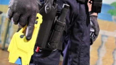 S’intensifica el degoteig d’ajuntaments que adquireixen pistoles Taser per a les policies locals