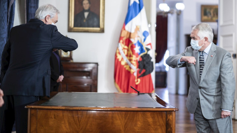 Fotografía cedida por la Presidencia de Chile del presidente de Chile, Sebastián Piñera (i), saludando al nuevo ministro de Salud, Enrique París (d), durante la toma de posesión este sábado en el Palacio de La Moneda en Santiago. /EFE