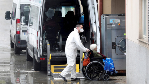 01/04/2020.- Trabajadores de la residencia Vitalia en Leganés, una de las varias residencias privadas de personas mayores que serán dirigidas por funcionarios, trasladan a una anciana no contagiada por coronavirus, este miércoles. La Consejería de Pol