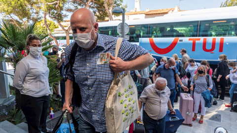 Llegada de los primeros turistas alemanes al Hotel Riu Concordia de Palma este lunes. El plan piloto para la llegada de turistas extranjeros a las islas Baleares bajo supervisión de las autoridades sanitarias de las islas se ha estrenado con la llegada a