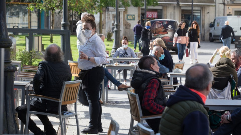 Clientes en una terraza de la capital de Lugo, el día que en el que la provincia pasa junto al resto de las que componen Galicia -Pontevedra, A Coruña y Ourense- a la Fase 1. Carlos Castro / Europa Press