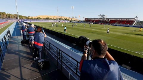 Jugadores de Levante y Sevilla durante su encuentro de Liga celebrado en el estadio Camilo Cano, en la Nucia, Alicante, este lunes. EFE / Manuel Lorenzo