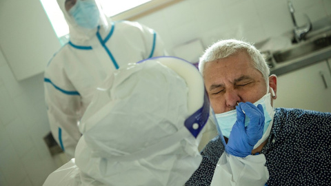 29/05/2020.-Profesionales sanitarios realizan test PCR en los Centros de Atención Primaria, a pacientes sintomáticos bajo criterio clínico para poder identificar positivos. / EFE - ENRIC FONTCUBERTA