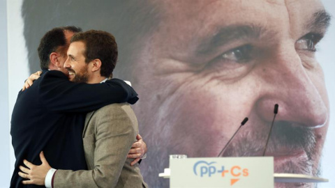 El presidente del PP, Pablo Casado, (d) este sábado junto al candidato a lehendakari de la coalición PP+Ciudadanos, Carlos Iturgaiz, (i) en un acto político de precamapaña celebrado en la localidad vizcaína de Santurtzi. | EFE Luis Tejido.