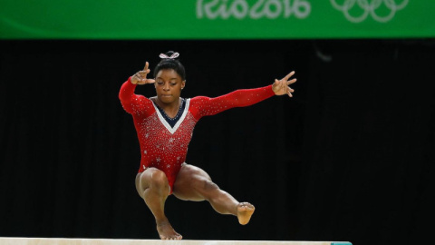 Simone Biles durante su ejercicio en barra en Río 2016.   JJ.OO.