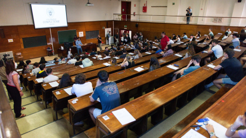 Varios alumnos en un aula de la Facultad de Derecho el día que da comienzo las pruebas de acceso a la universidad del año 2022, en la Facultad de Derecho de la Universidad Complutense de Madrid, a 6 de junio de 2022, en Madrid (España). Gustavo Valient