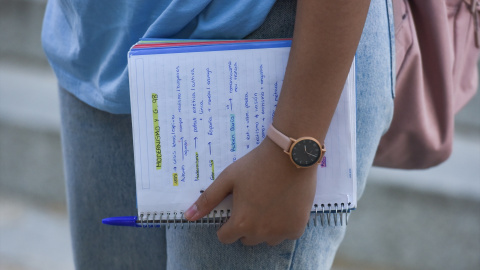 Una chica con un cuaderno de apuntes el día que da comienzo las pruebas de acceso a la universidad del año 2022, en la Facultad de Derecho de la Universidad Complutense de Madrid, a 6 de junio de 2022, en Madrid (España). Gustavo Valiente / Europa Pres