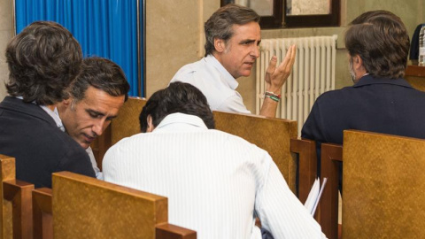 Momento del juicio en la Audiencia de Palma a los seis hermanos Ruiz-Mateos, primera fila, de i a d: Javier y Zoilo; segunda fila i a d: Álvaro, Pablo y Alfonso por la presunta estafa en la compra de los hoteles Beverly Playa de Paguera y Beverly Park de