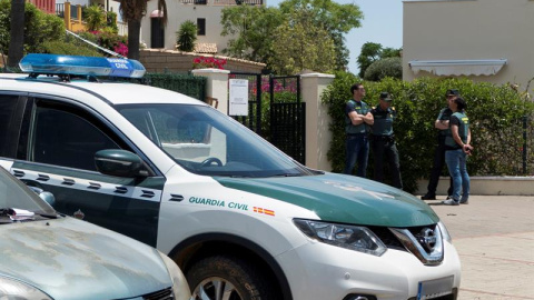 Vista de la vivienda en la que la Guardia Civil investiga como posible caso de violencia de género la muerte de un matrimonio cubano en Ayamonte. EFE