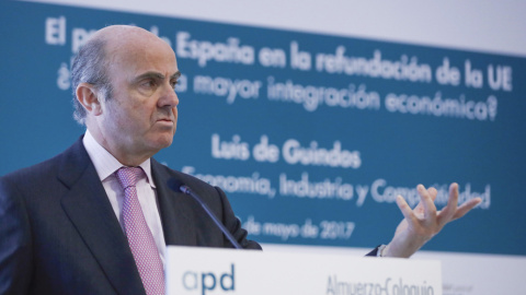 El ministro de Economía, Luis De Guindos, durante su intervención en un almuerzo-coloquio organizado por la Asociación para el Progreso de la Dirección. EFE/Emilio Naranjo