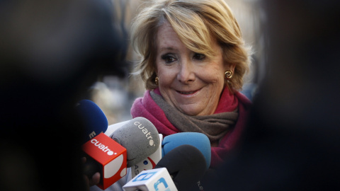 La portavoz del PP en el Ayuntamiento de Madrid, Esperanza Aguirre, contesta a las preguntas de los periodistas durante la visita que realizó a las obras del carril bici en una calle de Madrid.EFE/Javier Lizón