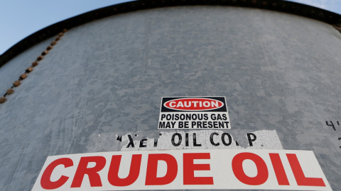 Un tanque de almacenamiento de petróleo en la Cuenca Pérmica de  Texas (EEUU). REUTERS / Angus Mordant