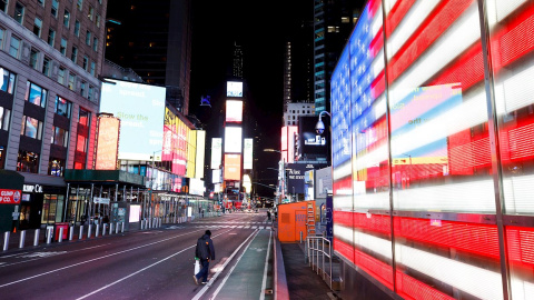 Una persona camina cerca de Times Square, en Nueva York, que estos días presenta un aspecto desolador y vacío. /EFE