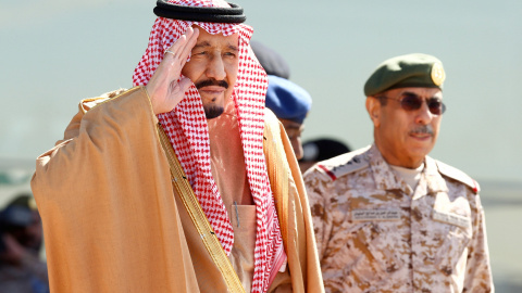 El monarca saudí Salman saluda durante la ceremonia del 50 aniversario de la Escuela de aviación Rey Faisal en Riad/ REUTERS