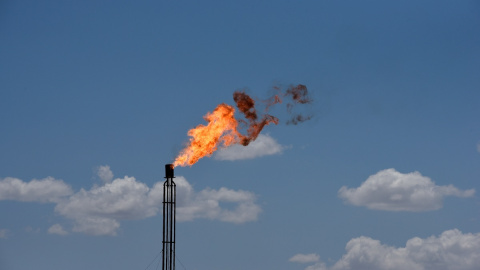 Una llamarada quema el exceso de gas de una planta de gas en el área de producción de petróleo de la cuenca del Pérmico cerca de Wink, Texas, Estados Unidos (REUTERS)