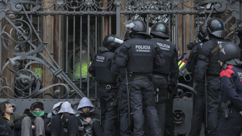 Intervenció policial contra els manifestants que feien una asseguda davant el TSJC el 23 de febrer de 2018. @Encausades_TSJC