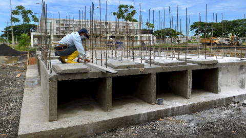 15/04/2020.- Un trabajador construye tumbas para las víctimas mortales de la covid-19 en Guayaquil (Ecuador). / EFE - MARCOS PIN