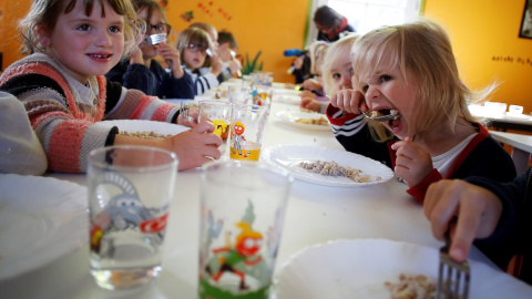 Varios niños se alimentan en el comedor de la escuela. CHARLY TRIBALLEAU / AFP