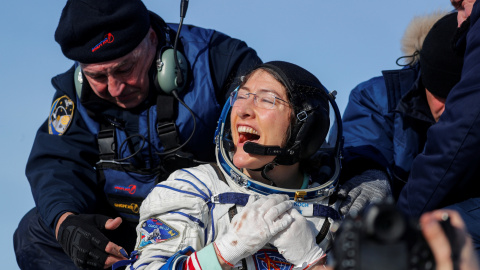 06/02/2020 -La astronauta Christina Koch reacciona poco después del aterrizaje de la cápsula espacial rusa Soyuz MS-13 en un área remota al sureste de Zhezkazgan, Kazajstán. Sergei Ilnitsky / REUTERS