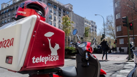 Una moto de reparto de Telepizza. E.P.