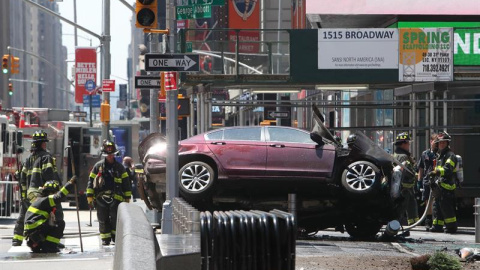 El coche que ha atropellado a varias personas en Times Square. EFE/GARY HE