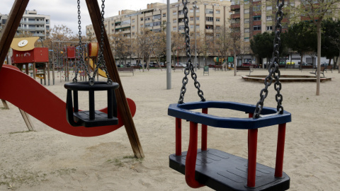 Un gronxador a un parc infantil sense nens al barri de Cappont de Lleida. ANNA BERGA / ACN