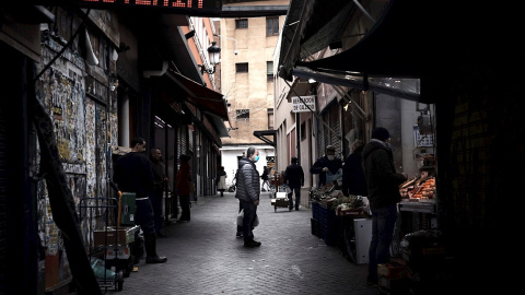 29/03/2020 - Un hombre espera su turno en una frutería del Mercado de Antón Martín en Madrid. / EFE - ANA MÁRQUEZ