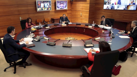 El presidente del Gobierno, Pedro Sánchez (i), junto a los ministros María Jesús Montero (2i), José Luis Ábalos, Salvador Illa (2d), Fernando Grande Marlaska (d), y Margarita Robles (de espaldas), durante la reunión del Consejo de Ministros extraord