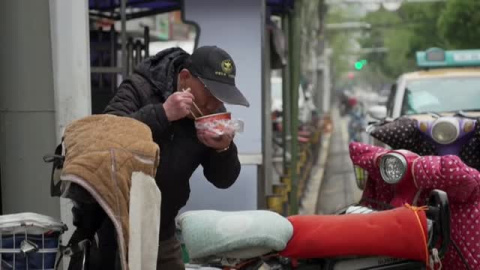 Wuhan vuelve a recuperar poco a poco sus costumbres en las calles