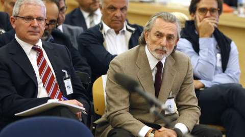 Pablo Crespo (i) junto a Francisco Correa (d), sentados en la sala del juicio de la primera etapa de la Gürtel. EFE