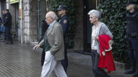 Jordi Pujol y Marta Ferrusola salen de casa tras un registro policial, en una imagen de archivo. EFE