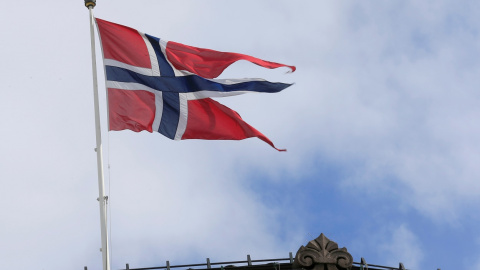 La bandera de Noruega en lo alto de un edificio en Oslo. REUTERS/Ints Kalnins