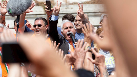 El excarabinero Antonio Pappalardo (C), fundador del movimiento de los"chalecos naranjas", pronuncia un discurso durante una protesta durante las celebraciones del 74 aniversario de la República italiana en Roma (Italia), este martes. Italia celebró hoy