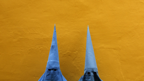 Penitentes durante la Semana Santa en Sevilla, España. REUTERS/Marcelo del Pozo