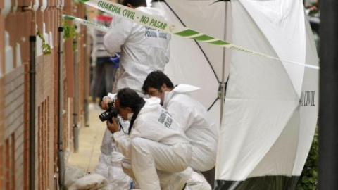 Agentes de la Guardia Civil recogen pruebas de un crimen machista.