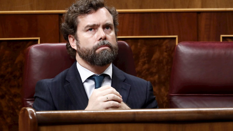 25/03/2020.- El portavoz de Vox, Iván Espinosa de los Monteros, asiste en el Congreso a la comparecencia del presidente del Gobierno, Pedro Sánchez, de la semana pasada. EFE/Marisca