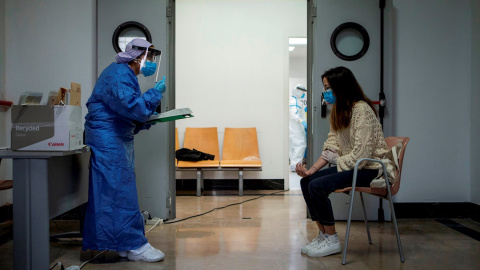 Imagen del Centro de Atención Primaria Manso de Barcelona, en una imagen de archivo. EFE/Enric Fontcuberta